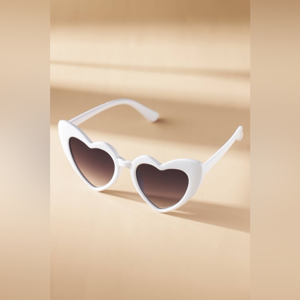 White retro flirty Heart Sunglasses Bachelorette Barbiecore vacation valentines - Picture 3 of 12